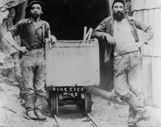 19세기에 미 서부 광부들이 리바이스 청바지를 입었던 모습. 사진 리바이스