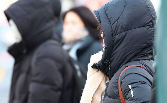 중부지방을 중심으로 한파특보가 발령된 20일 서울 종로구 세종대로 사거리에서 두터운 옷을 입은 시민들이 이동하고 있다. 뉴스1