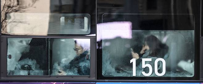 24절기 중 마지막 절기 대한(大寒)인 20일 서울 광화문 세종대로에서 한 버스 유리창에 수증기가 가득 껴 있다. 뉴시스