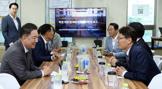 김병기 의원이 더불어민주당 당대표 직무대행 겸 원내대표였던 지난해 7월 16일 오전 서울 서초구 쿠팡 서초1캠프를 방문, 박대준 쿠팡 대표이사와 대화를 나누는 모습. 뉴스1