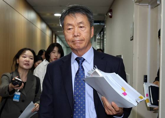 김용원 국가인권위원회 상임위원이 지난해 3월 24일 서울 중구 국가인권위원회에서 열린 제7차 전원위원회에 참석하고 있다. 뉴스1