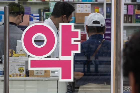 서울 종로구 한 약국에서 시민들이 약을 구입하고 있다. 뉴스1