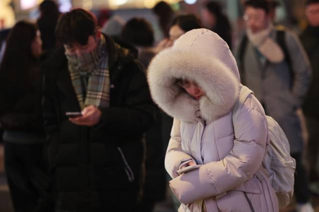 ▲ 절기 대한(大寒)을 하루 앞두고 한파주의보가 오후 9시 발효 예정인 19일 서울 종로구 광화문 네거리에서 두꺼운 외투를 입은 시민들이 이동하고 있다. 연합뉴스