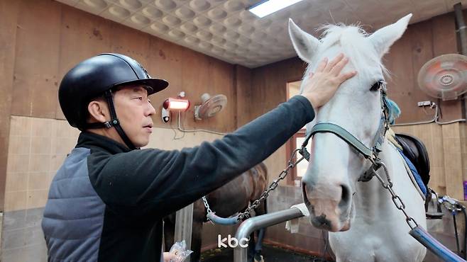 ▲ 말과 교감하는 최철원 회장