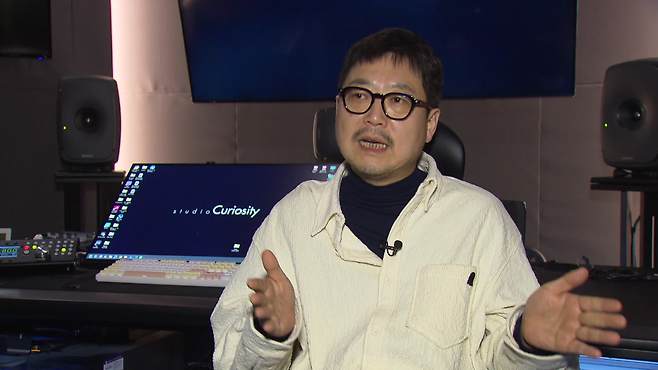 인기 드라마 ‘폭싹 속았수다’, ‘프로보노’ 등의 OST를 작곡한 박성일 음악감독이 KBS와 인터뷰하고 있다.