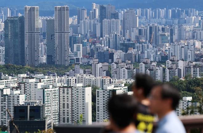 서울 남산에서 바라본 아파트 단지 모습. 뉴스1