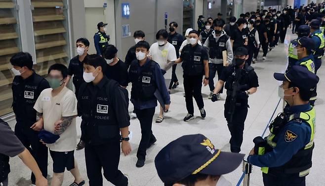 캄보디아에서 붙잡힌 한국인 범죄자들이 지난 10월 18일 인천국제공항 2터미널을 통해 송환되고 있다. 뉴스1