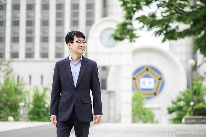 판사 출신 추리소설 작가 도진기 변호사. 민음사 제공