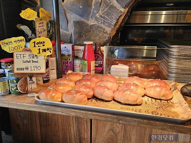 20일 오전 10시경 서울 종로구 'ETF 베이커리'에서 소금빵이 1190원에 판매되고 있다. /사진=박수빈 기자
