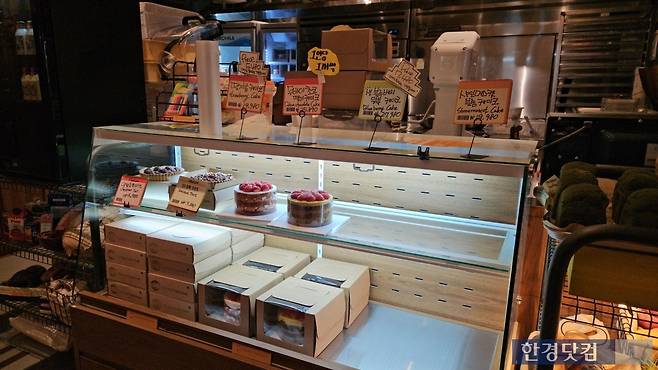 20일 오전 10시경 서울 종로구 'ETF 베이커리'에서 매장이 오픈한지 5분 밖에 안 지났지만 케이크 매대 일부가 바닥을 보이고 있다. /사진=박수빈 기자