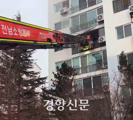 전남 광양소방서가 19일 오후 광양시 한 아파트에서 화재로 고립된 네 모녀를 구조하는 모습. 전남소방본부 제공