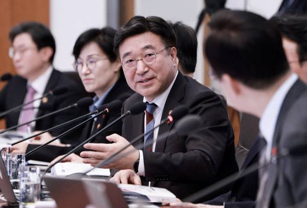 윤호중 행안부 장관이 20일 서울 청와대에서 이재명 대통령 주재로 열린 국무회의에서 발언하고 있다. 연합뉴스