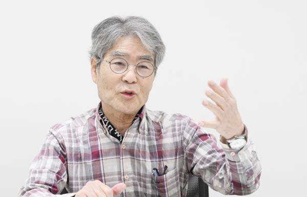 김헌일 소설가가 지난 19일 낸 단편소설집 ‘인조 사파이어 푸른 빛’에 관한 이야기를 들려주고 있다. 김성효 선임기자 kimsh@kookje.co.kr