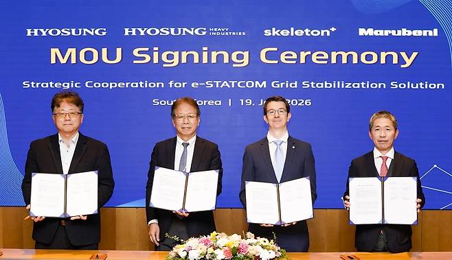 From left: Hyosung Corporation Managing Director Han Young-seong, Hyosung Heavy Industries Vice President Takeshi Yokota, Skeleton Technologies Vice President Maximiliaan van de Poll and Marubeni Chief Operating Officer Dai Sakakura pose for a photo after signing an agreement to co-develop e-Statcom on Monday. (Hyosung)