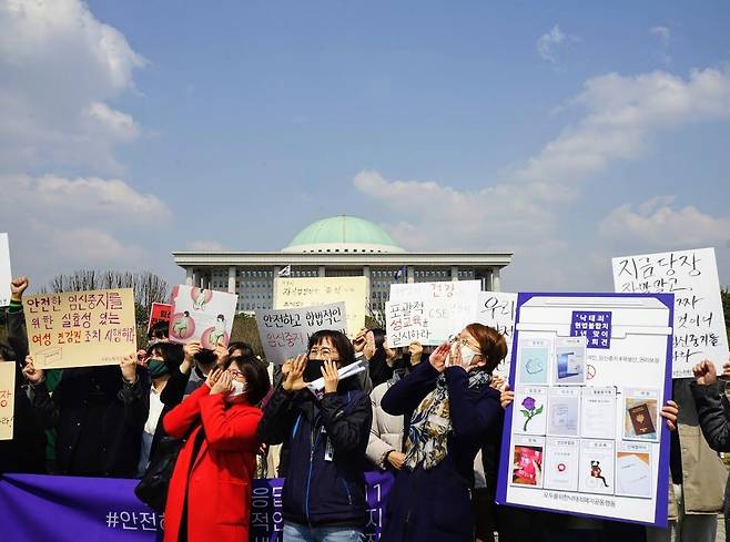 Members of the pro-choice civic group Safe Abortion for All hold a press conference marking the anniversary of the Constitutional Court’s ruling that decriminalized abortion, in front of the National Assembly in central Seoul on April 11, 2020. (Safe Abortion for All)