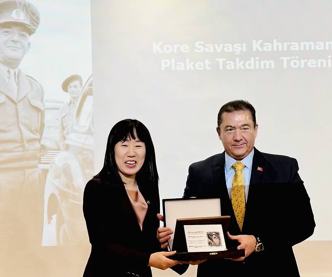 Turkish Ambassador to South Korea Murat Tamer (right) presents a plaque to Vice Minister of Patriots and Veterans Affairs Kang Yun-jin at the Turkish Embassy in Seoul on Tuesday. (Sanjay Kumar/The Korea Herald)