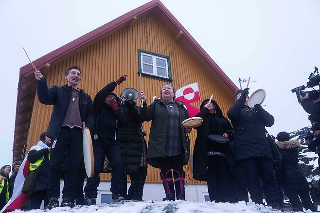 Inuits sing a national song during a protest against U.S. President Donald Trump's policy towards Greenland in front of the U.S. consulate in Nuuk, Greenland, on Jan. 17. [AP/YONHAP]