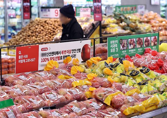 A shopper browses for groceries at a supermarket in Seoul on Jan. 20. [NEWS1]