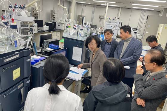 Oh Yu-kyoung, head of the Ministry of Food and Drug Safety, center, reviews the findings of the investigation into triclosan detected in Aekyung Industrial’s 2080 toothpaste. [MINISTRY OF FOOD AND DRUG SAFETY]