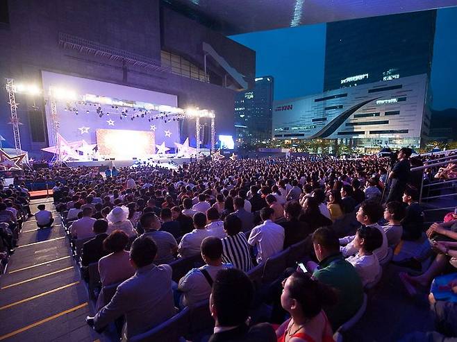 About 13,000 Amway China employees and members attend a corporate convention hosted by Amway China in Korea in 2014. [KOREA TOURISM ORGANIZATION]