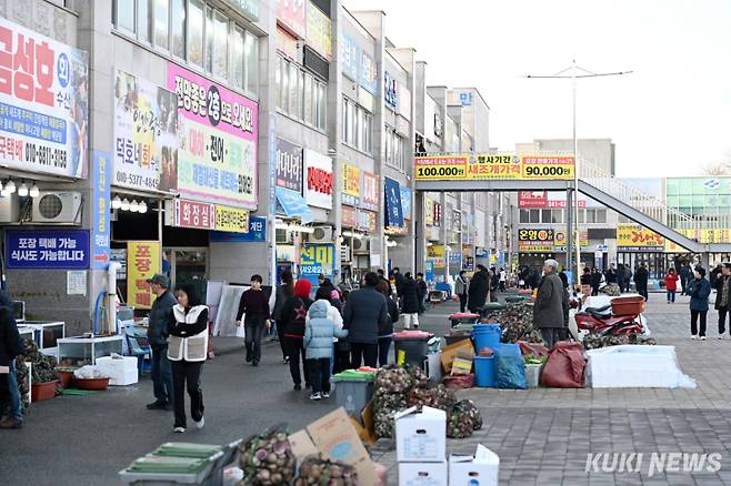 새조개 축제로 관광객이 몰리고 있는 홍성 남당항 모습.&nbsp;