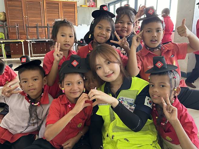 계명대 국외봉사단 곽시온 학생이 태국 칸차나부리 왓 반 카오 초등학교에서 교육봉사 후 학생들과 기념촬영을 하고 있다. 계명대 제공&nbsp;