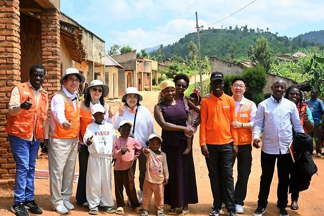 아동 결연 후원을 받는 한부모 가정과 이상문(왼쪽 두번째) 김포두란노교회 목사 그리고 월드비전 직원들이 함께 찍은 사진.