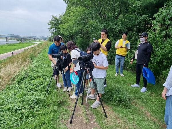 파주지역 학생들이 파주 FOREST 생태환경교육일환으로 추진된 공릉천 생태탐사 및 플로깅 프로그램에 참여해 하천생태 등을 관찰하고 있다. 파주교육지원청 제공