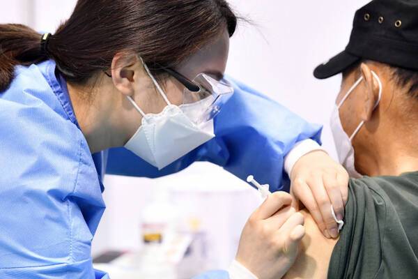 수원시에서 한 어르신이 접종을 받고 있다. 수원시 제공