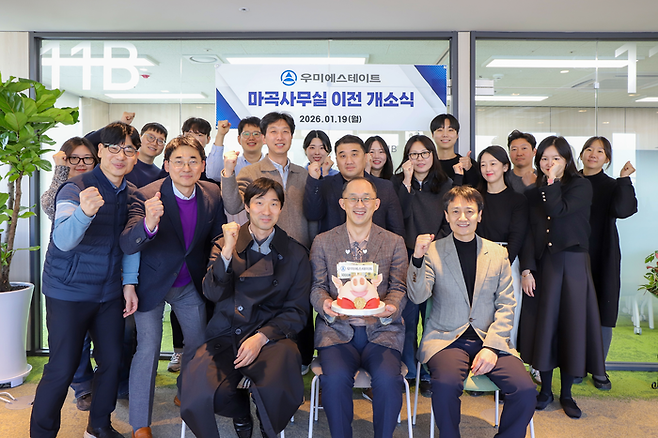 우미에스테이트 임직원들이 마곡 사무실 이전 개소식에서 기념촬영을 하고 있다. [우미에스테이트]
