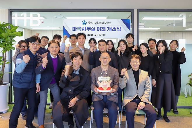 우미에스테이트 마곡 신사옥 이전 개소식에서 김정훈 신임 대표(앞줄 가운데)가 직원들과  기념촬영을 하고 있다. <사진=우미에스테이트>