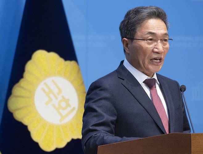 이학재 인천국제공항공사 사장이 20일 국회 소통관에서 ‘대통령실의 인천공항 공사 불법 인사 개입’을 주장하는 기자회견을 하고 있다. [연합뉴스]