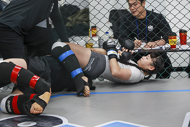 도전자 고유나가 KMMA 여성부 플라이급 타이틀매치에서 암바 기술로 초대 챔피언 정민지의 팔을 꺾고 있다. 사진=뽀빠이연합의원KMMA파이터에이전시 제공