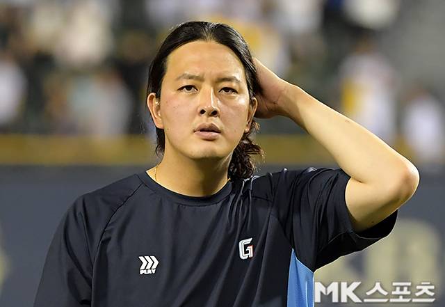 2024년 6월 16일 서울 잠실야구장에서 ‘2024 프로야구’ 롯데 자이언츠와 LG 트윈스의 경기가 열렸다. 이날 경기는 LG가 연장 10회말 신민재의 끝내기 희생플라이로 9-8로 승리했다. 롯데 김원중이 경기를 마친 후 퇴장하고 있다. 사진=천정환 기자