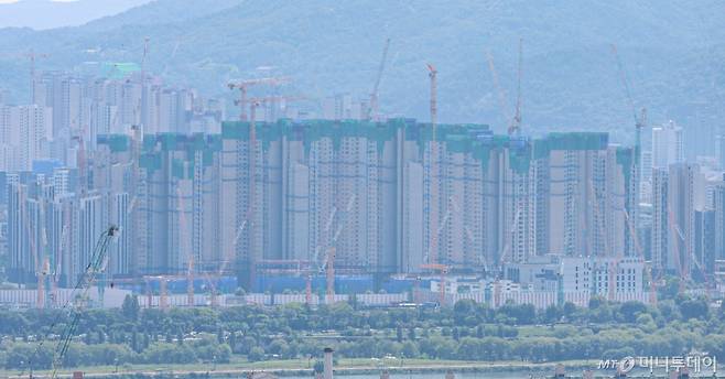 [서울=뉴시스] 권창회 기자 = 10일 서울 남산타워 전망대에서 바라본 건설현장 모습.   국토교통부와 고용노동부는 부실시공, 안전사고 및 임금체불의 주요 원인으로 지목되는 건설현장의 불법하도급을 근절하기 위해 관계기관 합동으로 오는 11일부터 9월 30일까지 50일간 단속한다고 밝혔다. 2025.08.10. kch0523@newsis.com /사진=권창회