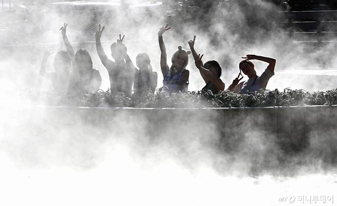 [용인=뉴시스] 김종택 기자 = 4일 경기 용인시 캐리비안 베이에서 모델들이 편백나무 노천탕, 핀란드식 원통 사우나 등 김이 모락모락 피고 있는 야외 스파에서 겨울 온천욕을 즐기고 있다.   에버랜드 인기 동물인 카피바라 테마의 '윈터 스파 캐비'로 변신한 캐리비안 베이는 힐링스파, 슬라이드, 유수풀 등 다양한 스파 시설을 12월5일부터 내년 3월3일까지 운영한다. 2025.12.04. jtk@newsis.com /사진=김종택