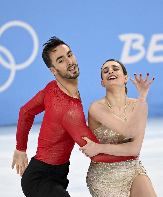 세계 피겨계에서 ‘세기의 파트너’로 불렸던 가브리엘라 파파다키스와 기욤 시즈롱이 회고록을 둘러싼 갈등으로 파국을 맞았다. 사진은 파파다키스(오른쪽)와 시즈롱이 2022 베이징 동계올림픽 피겨 아이스댄스 프리댄스에서 연기를 펼치는 모습.  신화통신뉴시스