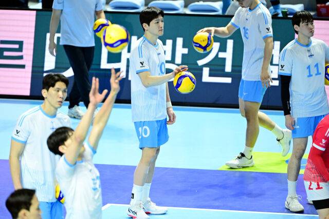 대한항공 정지석이 부상 이후 처음으로 코트에 나와 동료들과 훈련을 시작하고 있다. / 한국배구연맹(KOVO)