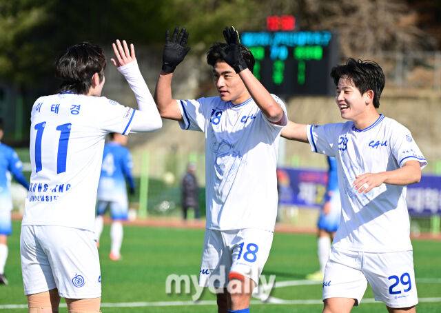 2026년 1월 20일 오후 경상북도 김천대학교 대운동장에서 스포츠 중심도시 김천 '제22회 1.2학년 대학축구대회' 준결승, 단국대학교와 중앙대학교의 경기가 열렸다.중앙대학교 김수민이 후반전 추가골을 넣은 뒤 기뻐하고 있다./유진형 기자