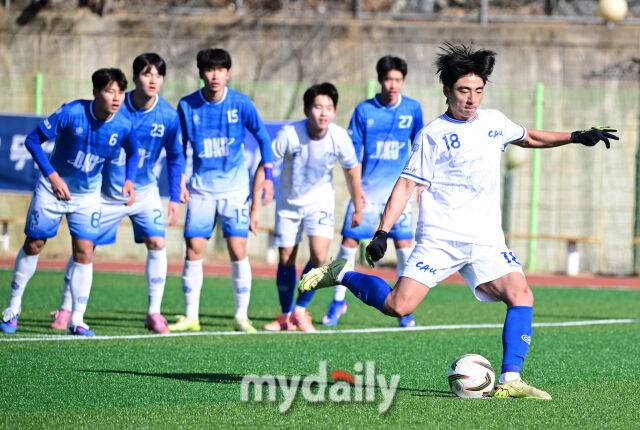 2026년 1월 20일 오후 경상북도 김천대학교 대운동장에서 스포츠 중심도시 김천 '제22회 1.2학년 대학축구대회' 준결승, 단국대학교와 중앙대학교의 경기가 열렸다.중앙대학교 김수민이 후반전 PK골을 넣고 있다./유진형 기자