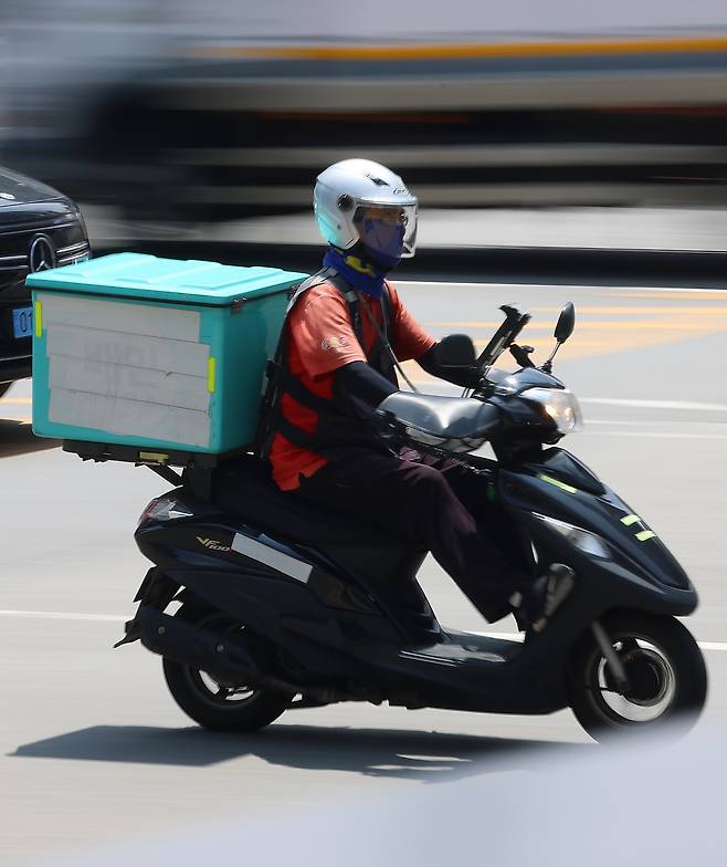 서울 강남역 사거리에서 배달라이더가 교차로를 지나고 있다. [연합]