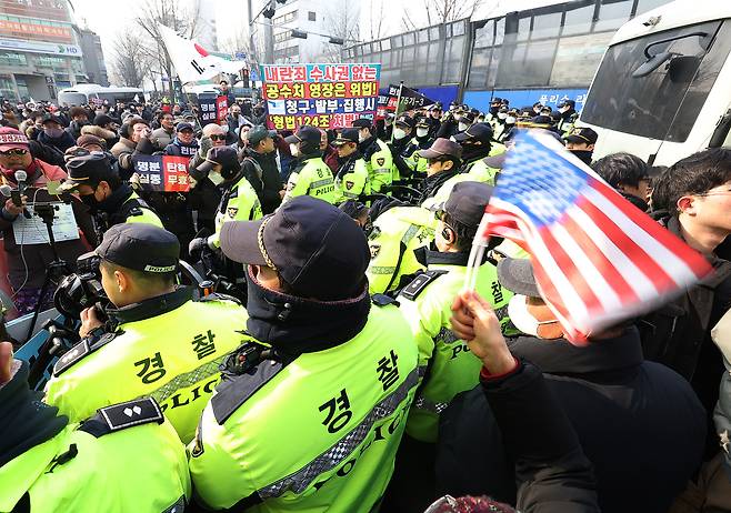 윤석열 전 대통령의 탄핵심판이 열리던 지난해 1월 서울 종로구 헌법재판소 인근에서 경찰들이 윤 대통령 지지자 집회를 통제하고 있다. [연합]