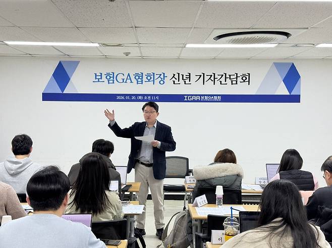김용태 법인보험대리점(GA)협회장이 20일 서울 종로구 GA협회에서 열린 신년 기자간담회에서 올해 중점 추진 계획에 대해 설명하고 있다. [법인보험대리점협회 제공]