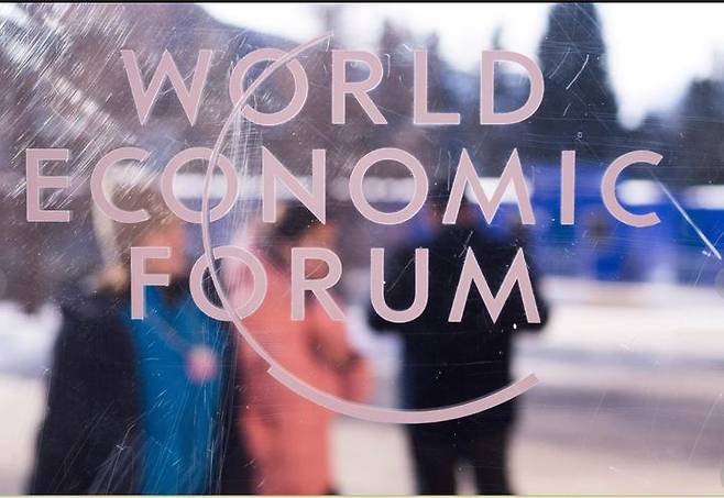 [다보스=AP/뉴시스] 18일 스위스 다보스에서 열리는 세계경제포럼(WEF) 컨벤션센터 창문에 포럼 로고가 새겨져 있다.2026.01.20. *재판매 및 DB 금지