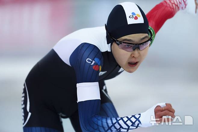 [하마르=AP/뉴시스] 김민선이 14일(현지 시간) 노르웨이 하마르의 바이킹십에서 열린 2025 국제빙상경기연맹(ISU) 스피드스케이팅 세계선수권대회 여자 500m 경기에서 역주하고 있다. 김민선은 37초73으로 동메달을 목에 걸었다. 2025.03.15.
