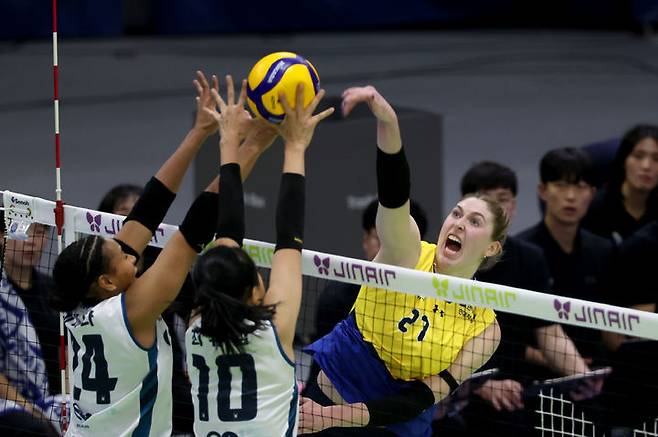 [서울=뉴시스] 3일 수원실내체육관에서 열린 젠에어 2025-2026 V-리그 프로배구대회 현대건설과 GS칼텍스의 경기, 현대건설 카리가 공격하고 있다. (사진=현대건설 배구단 제공) 2026.01.03. photo@newsis.com *재판매 및 DB 금지