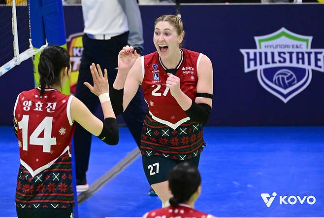 [서울=뉴시스] 여자 프로배구 현대건설의 카리와 양효진이 25일 수원체육관에서 열린 진에어 2025~2026 V-리그 3라운드 경기에서 정관장을 상대로 득점을 올린 뒤 기뻐하고 있다. (사진=KOVO 제공) 2025.12.25.