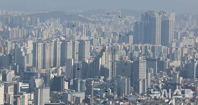 [서울=뉴시스] 김진아 기자 = 사진은 지난 5일 서울 중구 남산에서 서울시내 아파트가 보이고 있는 모습. 2025.01.05. bluesoda@newsis.com