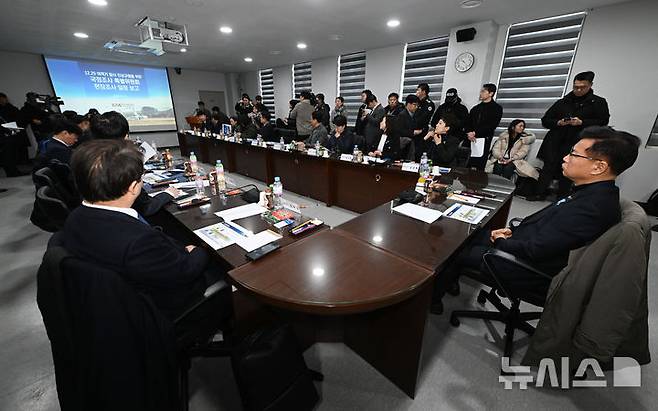 [무안=뉴시스] 이영주 기자 = 12.29 여객기 참사 진상규명을 위한 국정조사특별위원회가 20일 오전 전남 무안국제공항에서 현장조사 일정 개시 전 국토교통부 관계자로부터 조사 개괄 브리핑을 듣고 있다. 2026.01.20. leeyj2578@newsis.com