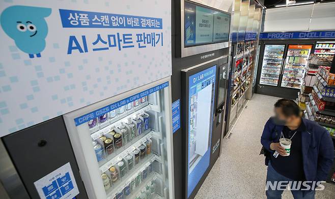 [서울=뉴시스] 권창회 기자 = GS25가 리테일테크(소매유통 사업에 정보통신기술 접목) 편의점 ‘디엑스 랩’(DX LAB)점을 오픈했다. DX LAB점에는 안면인식 결제 솔루션과 인공지능(AI) 점포 이상 감지 시스템, 무인 운영점 방범 솔루션, 영상 인식 디지털 사이니지, 디지털 미디어월, 주류 무인 판매기 등 19개 기술이 적용됐다. 사진은 30일 오후 서울 강남구 GS25 DX LAB점 모습. 2022.06.30. kch0523@newsis.com